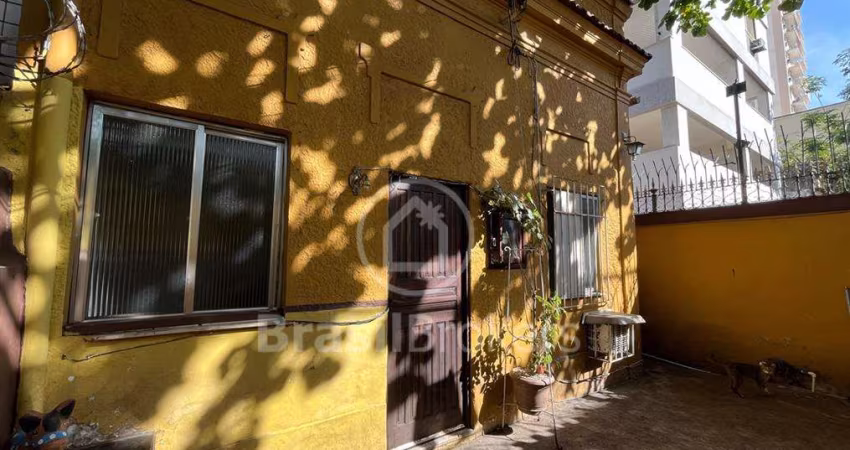 Oportunidade Única! Casa Ampla para Reforma na Rua Coração de Maria