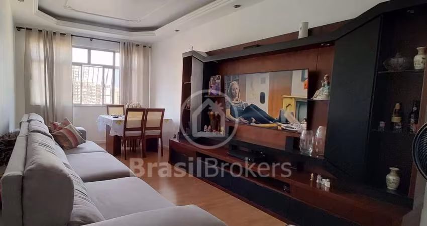 Amplo apartamento de 3 quartos modernizado e com 2 vagas de garagem!