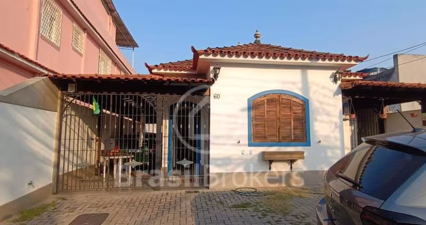Casa colonial com 3 quartos e 8 vagas de garagem.