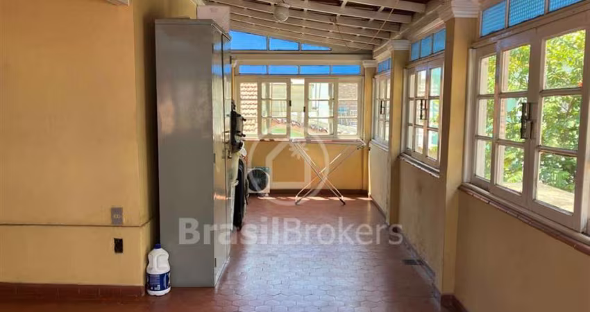 Excelente Casa de Dois Andares à Venda, Próxima ao Méier