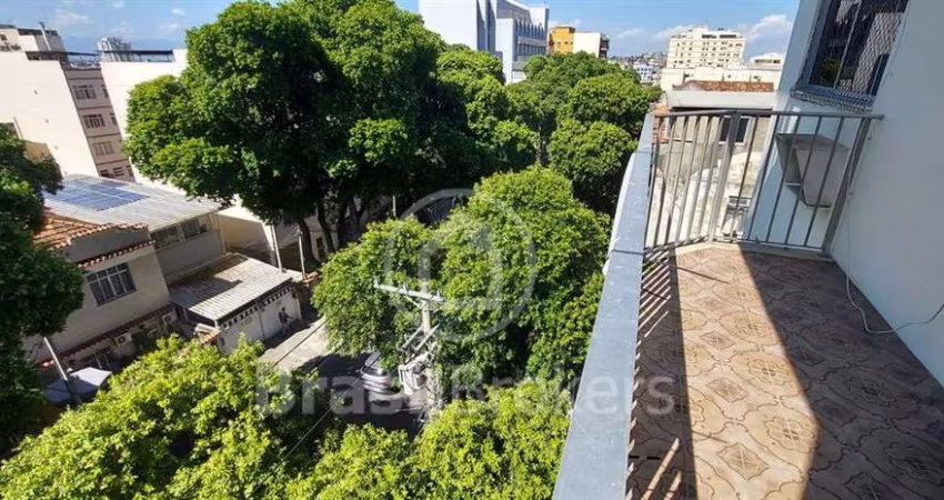 Apartamento com varanda, frente com sala grande, vaga na escritura, coberta, livre e demarcada, 2 elevadores