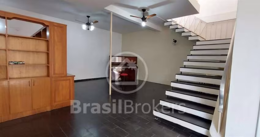 Casa excelente no condomínio VILA DOS COMERCIARIOS, 2 salas e 4 quartos e vaga para 3 carros