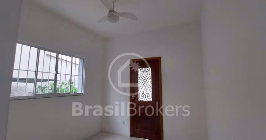 Casa Linear em condomínio fechado com segurança 24h e garagem