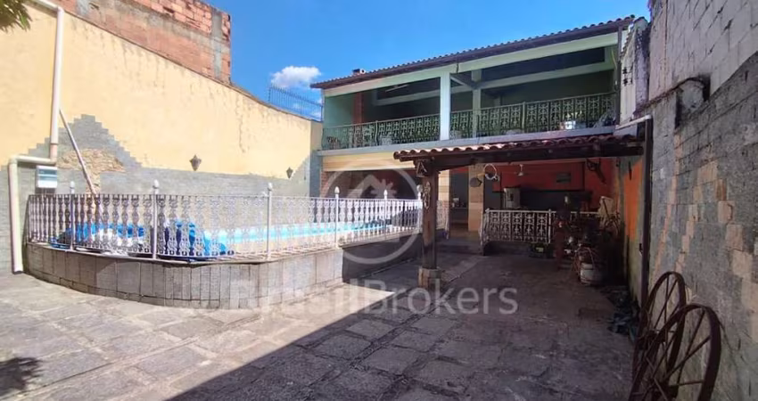 Casa com 4 quartos, sendo 2 suítes, piscina e ampla garagem, em Oswaldo Cruz
