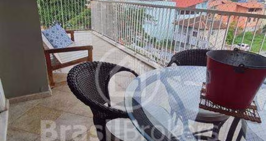 Amplo apartamento em condomínio com piscina e academia.