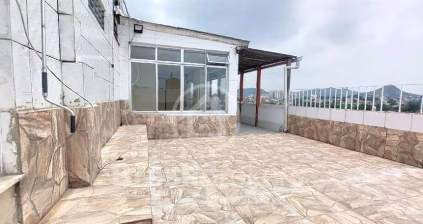 Cobertura com amplo espaço externo e placa solar