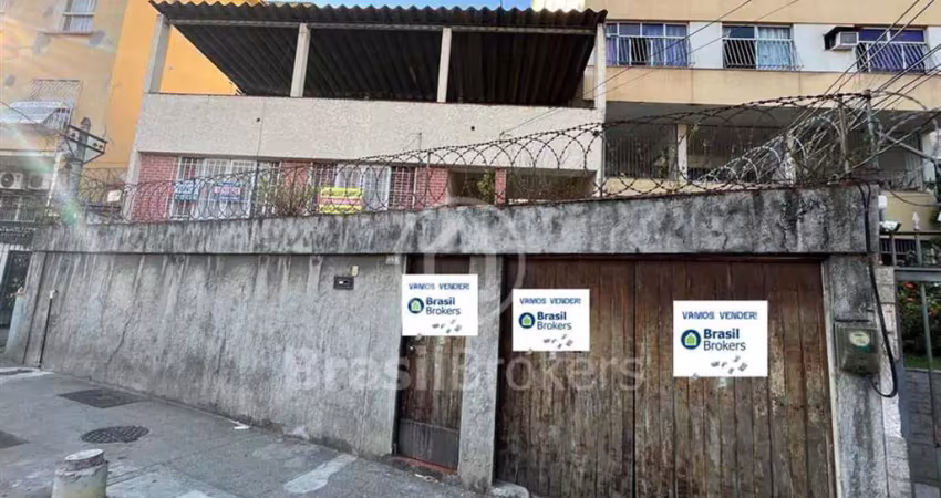 Casa duplex espaçosa com 215m² de área construída com terraço e um terreno amplo de 450m²!