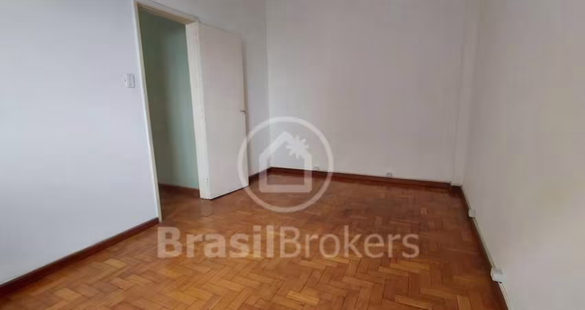 Ótimo apartamento silencioso, incidencia de sol da manhã, elevador, possibilidade de vaga.