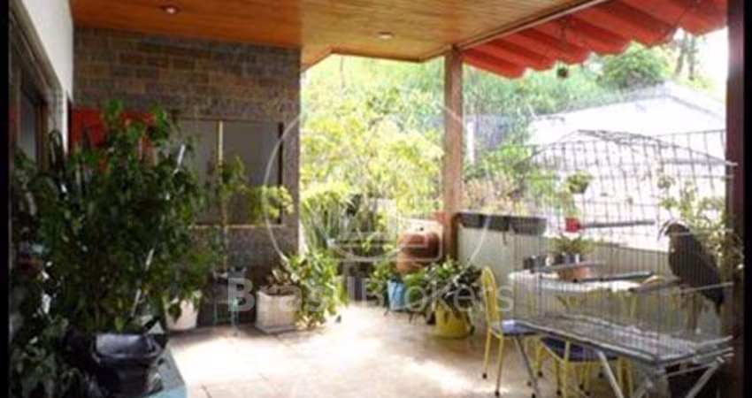 Duplex com varanda próximo ao centro do Méier.