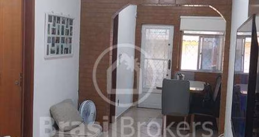 Excelente Casa com Terraço / Pequeno Quintal !!!...