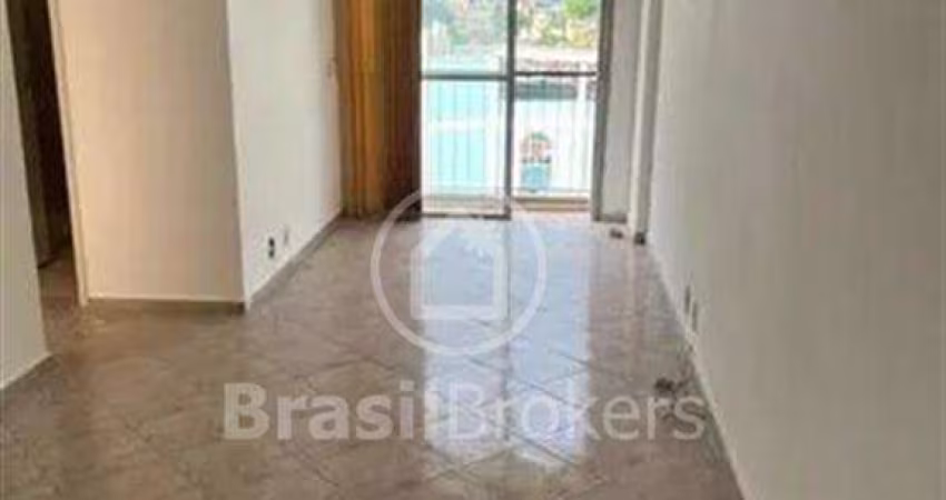 Apartamento em condomínio com piscina e lazer