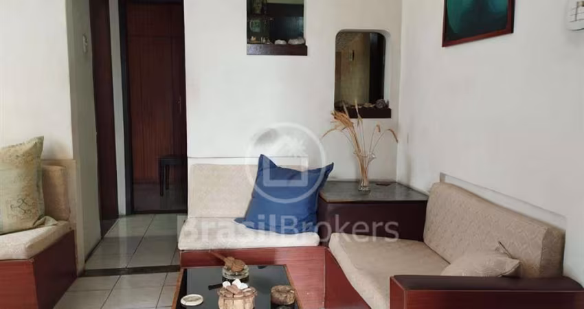 Apartamento de 2 quartos com 2 vagas e quintal na Amaro Cavalcanti