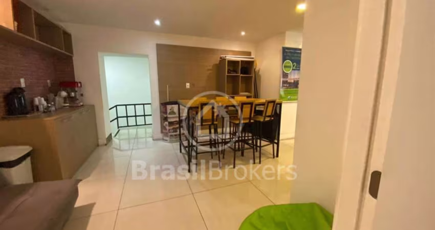 Loja / Salão / Ponto Comercial à venda com 226,00m² e 1 quarto em Del Castilho, Rio de Janeiro - rj