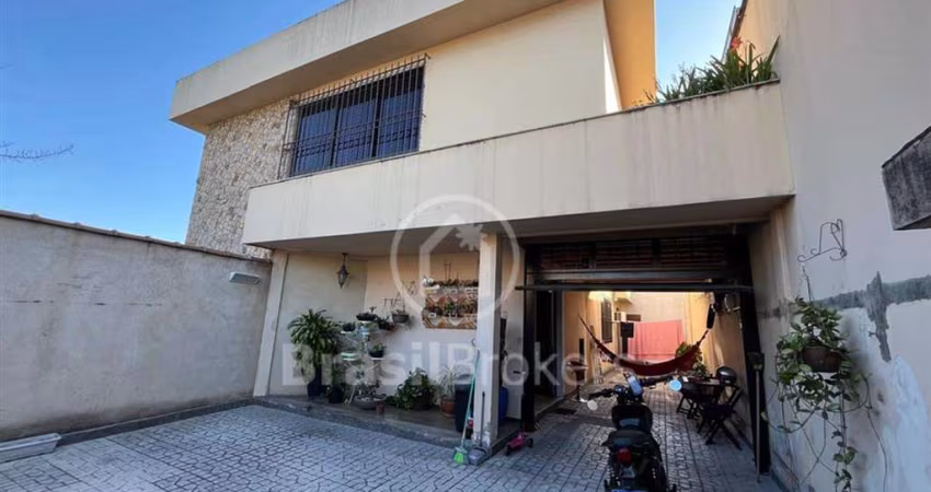 Duas Casas Duplex com 600m² de área total.