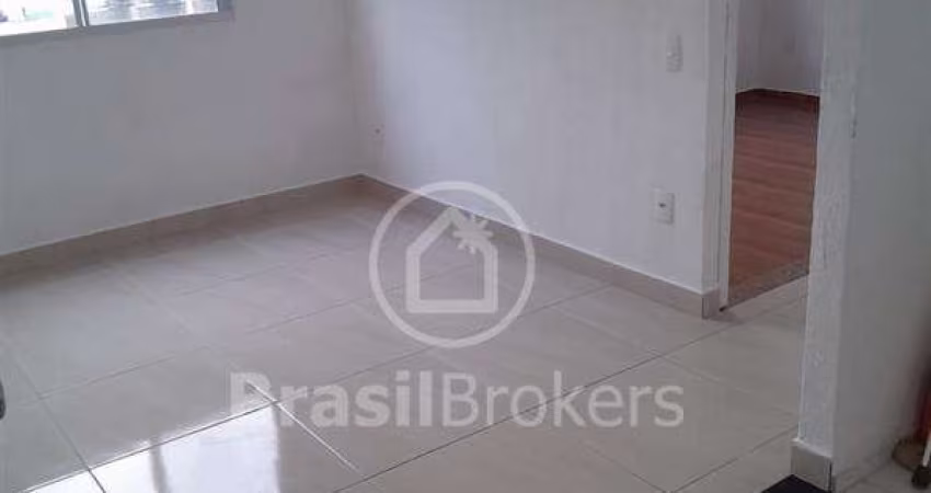 Apartamento em condomínio com espaço de lazer