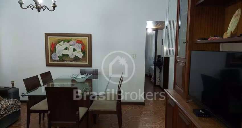 Ótima casa independente  com varias vagas, quintal e terraço.