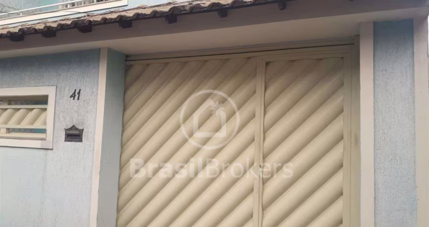 Casa de Condomínio com 4 Quartos e 3 banheiros à Venda, 210 m²