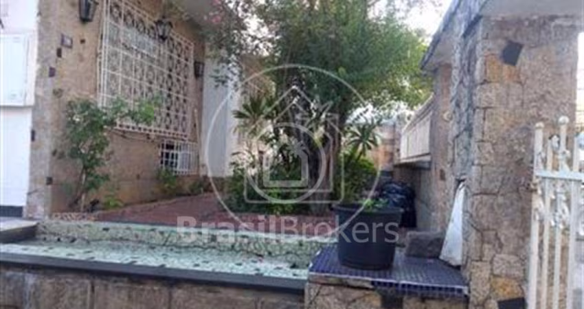 Casa com área e com autorização para Construir um Prédio