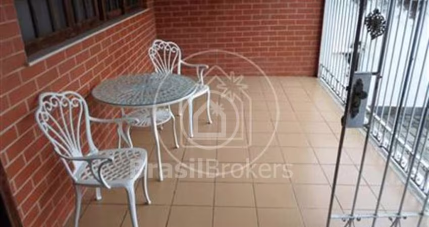 Casa 3 quartos, sendo 1 suíte
