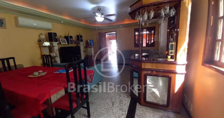 Casa 3 quartos, sendo 1 suíte