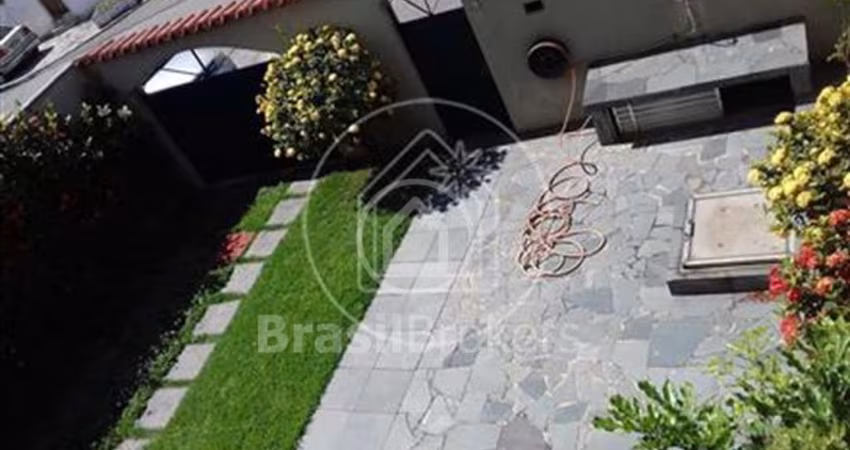 Casa 4 quartos, sendo 2 suítes