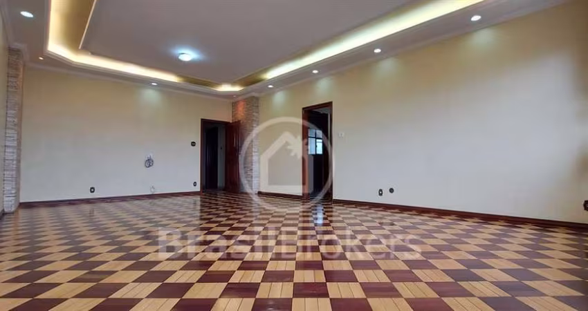 Apartamento Grande, excelente estado, com 2 vagas de garagem  2 elevadores