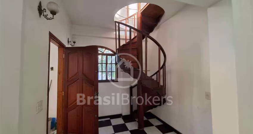 Ótima casa com 4 quartos em condomínio fechado