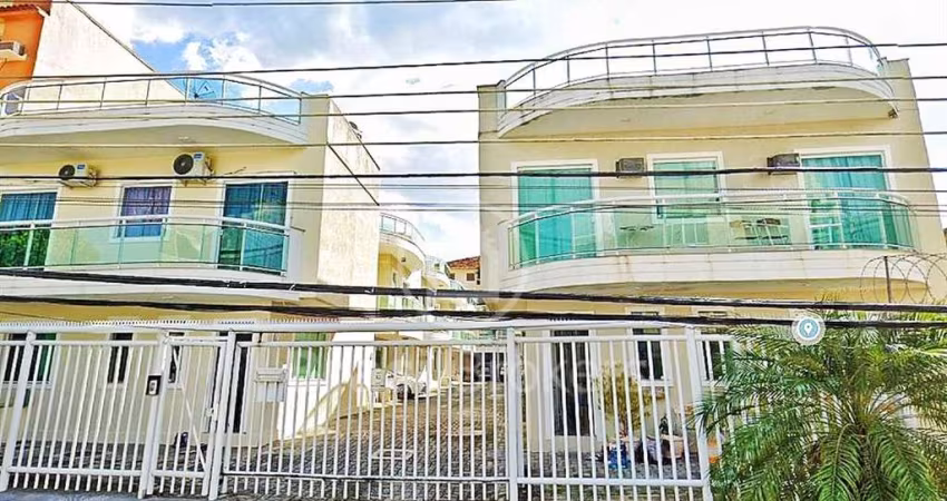 CASA Triplex em Condomínio Fechado no Valqueire