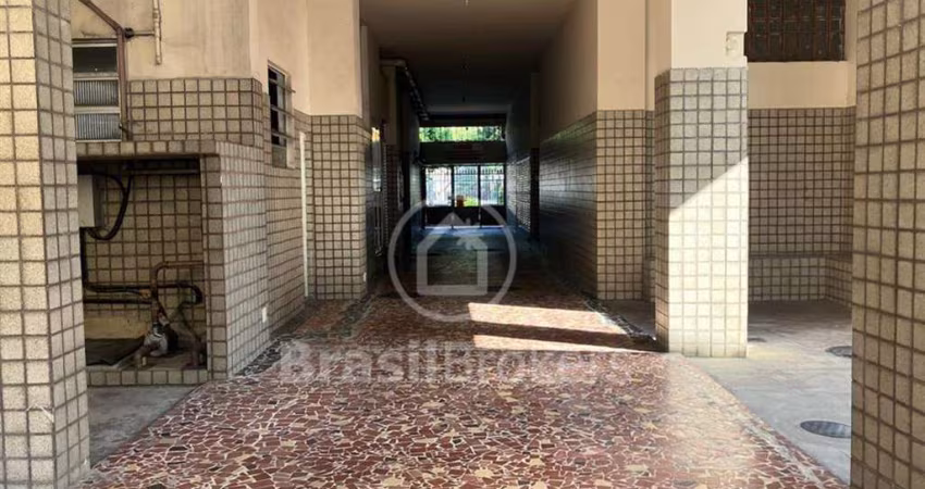 Apartamento com cômodos amplos próximo à Dias da cruz
