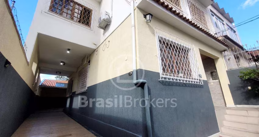 Espetacular  casa 3 dormitórios, 1suíte, quintal com churrasqueira. Aceitando Financiamento.
