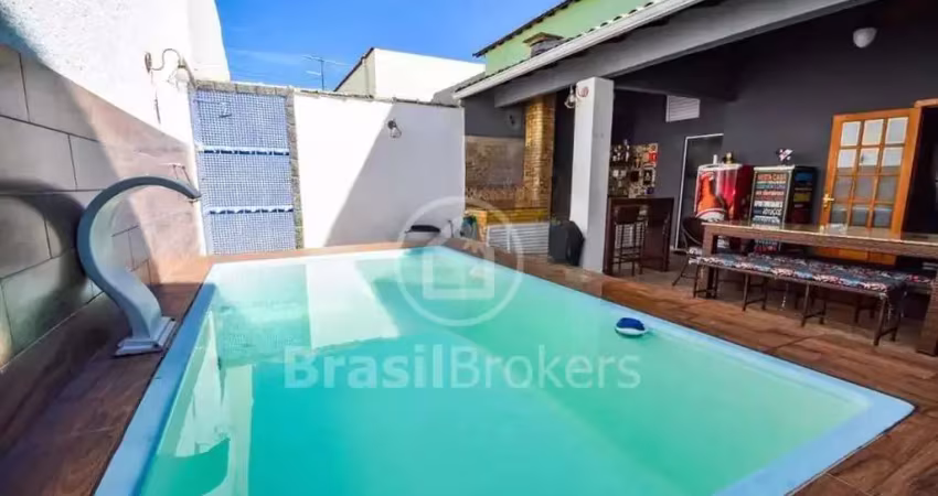 Maravilhosa casa em condomínio fechado, quintal com piscina e churrasqueira. aceitando financiamento .