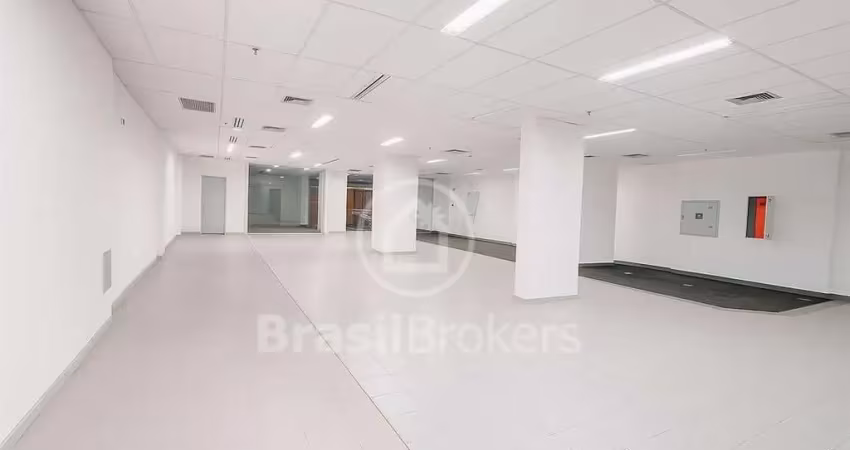 Loja com  525m², portões automáticos e portas  blindex, com ar condicionado central, sistema de incêndio, 13 vagas.