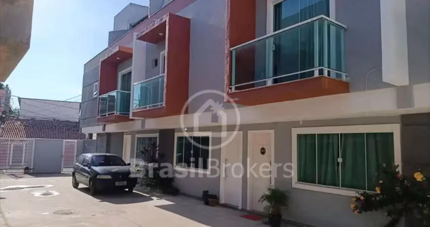 Casa triplex com dois quartos e  terraço gourmet em marechal hermes