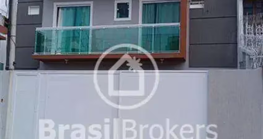 Casa triplex com dois quartos e  terraço gourmet em marechal hermes