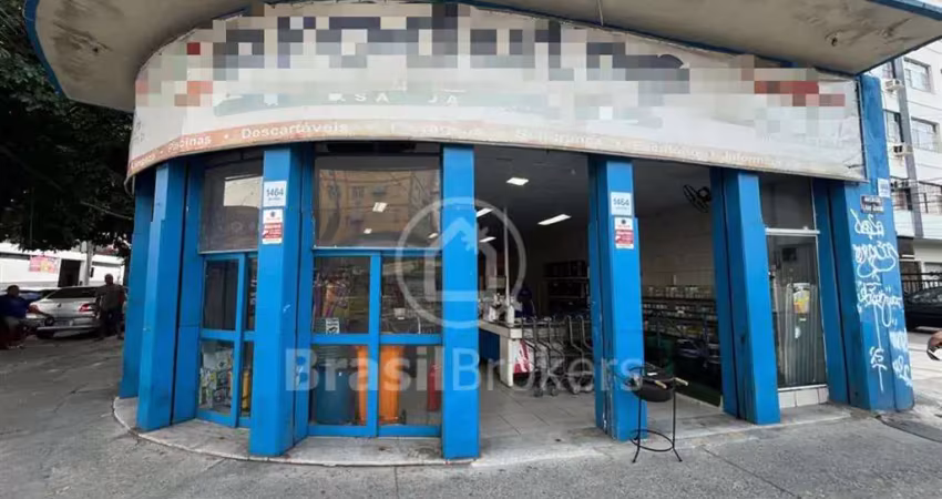 Ampla loja comercial com aproximadamente 400m², distribuídos em 3 andares 