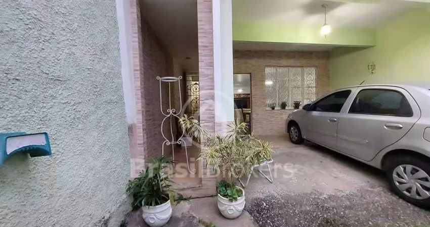 Casa duplex, área frontal garagem, quintal, 2 salas 3 quartos, (1 suíte), impecável