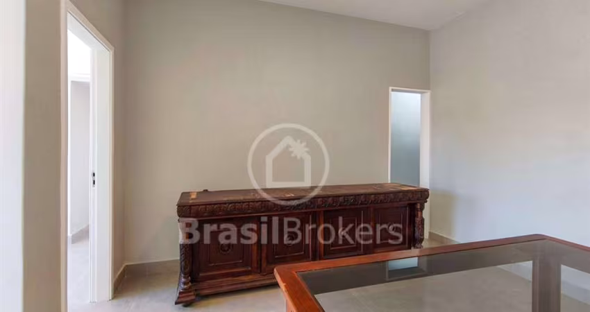 Apartamento tipo (Garden) a venda na Tijuca, com 80 m², 1 vaga no condomínio, portaria comercial, 3 quartos e dependência de serviço.
