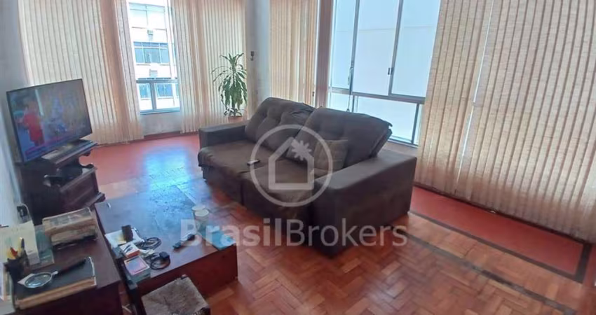 Apartamento a venda na Tijuca com 111 m², 1 vaga na escritura, próximo da estação do metrô, 3 quartos, sendo 1 suíte e dependência completa.