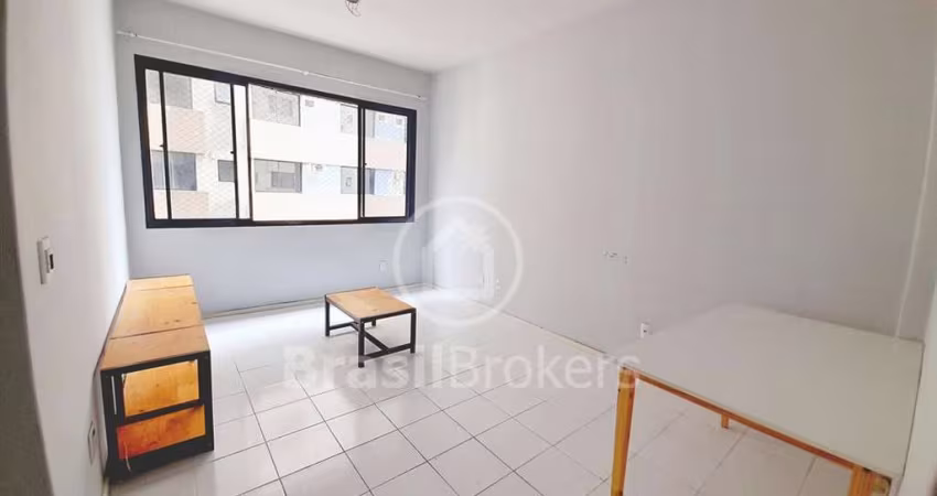 Apartamento de 2 quartos e vaga de garagem a 5 minutos da Saenz Peña Pena de frente para o Shopping Tijuca.