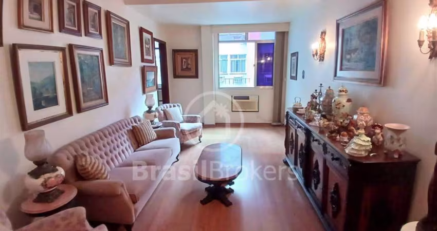 Apartamento a venda na Tijuca, com 115 m², 1 vaga, portaria 24 horas, próximo ao metrô, 3 quartos e dependência de serviço completa.
