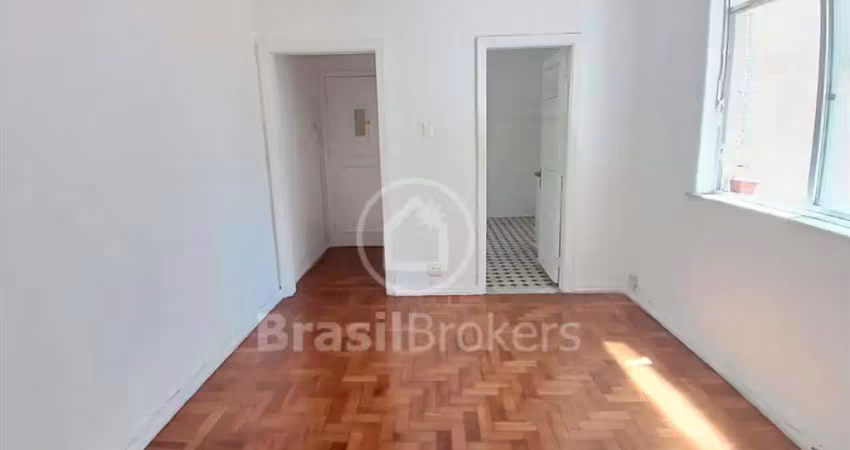 Apartamento a venda no Grajaú com 64 m², 2 quartos e dependência de serviço completa.