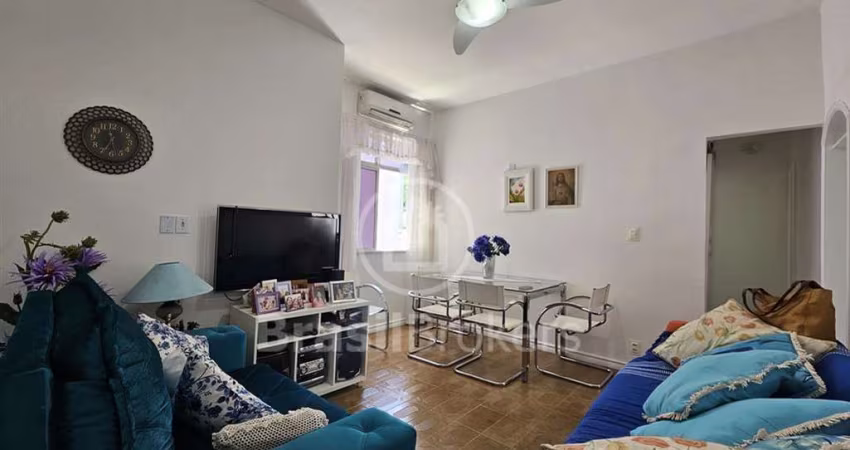 Apartamento  de quarto e sala colado ao metrô da Saens Pena