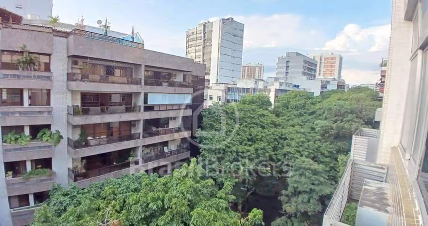 Apartamento a venda na Tijuca com 112 m², 3 quartos, 1 vaga na escritura e a 260 metros da estação do Metro Uruguai.