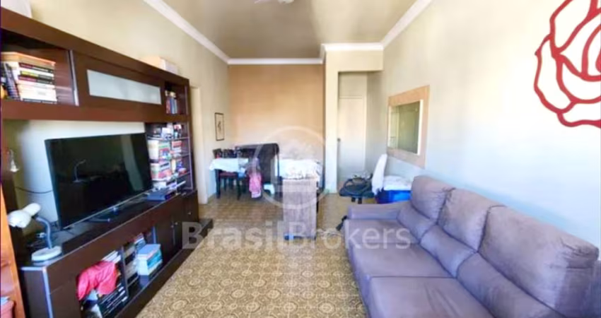 Apartamento à venda com 99 m² e 3 quartos com uma vaga de garagem, em condomínio com piscina e a 5 minutos do metrô estação Afonso Pena.