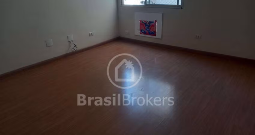Apartamento amplo, claro, vazio com vaga