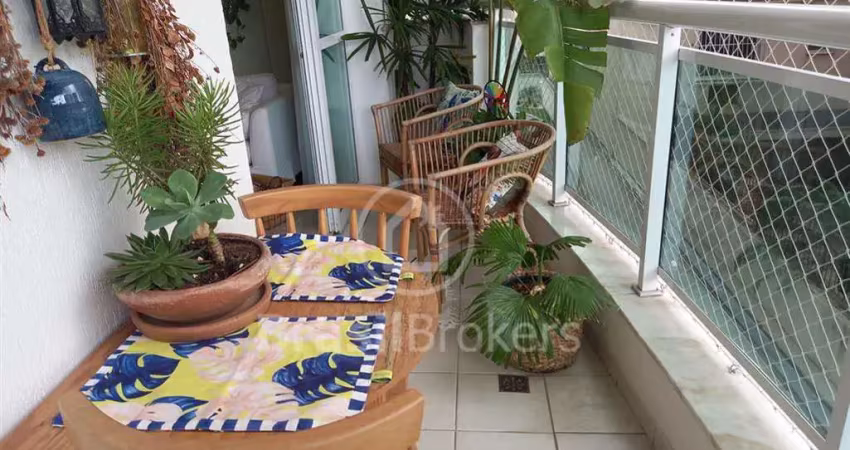 Belo  Apartamento em Condomínio Clube todo reformado com excelente bom gosto.