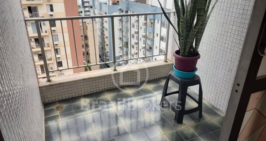 Imóvel de varanda, quarto, dependência e vaga em ótima localização