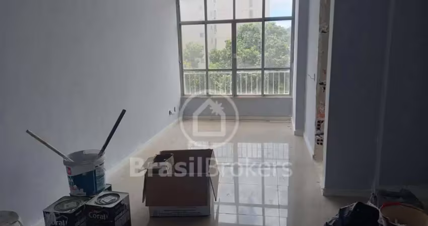 Apartamento todo reformado em excelente localização.