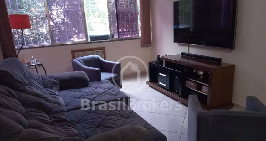 Apartamento em excelente localização com 3 quartos,   mais dependência , PORTEIRA FECHADA