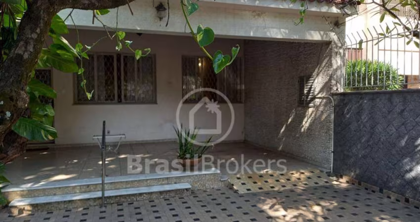 Casa Duplex maravilhosa com extensa área de terreno livre